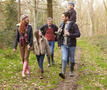 Gezin wandelt in bos